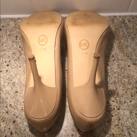 MICHAEL KORS Nude Patent Pumps - Picture 6 of 9